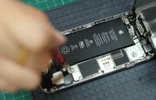 ЕС опять прогибает Apple: теперь iPhone должны будут иметь съёмный аккумулятор